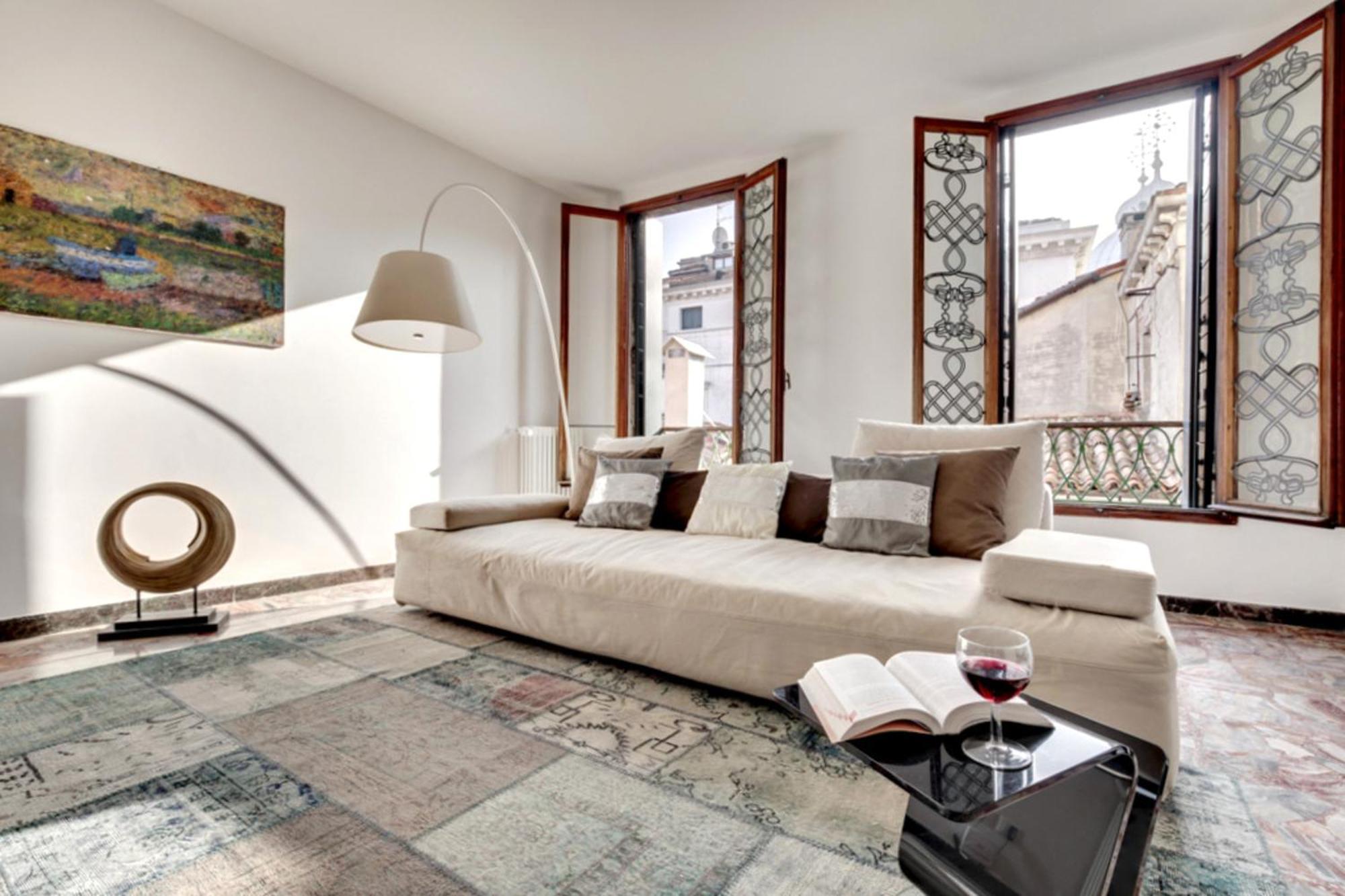 Ca Silvia Saint's Square Apartment